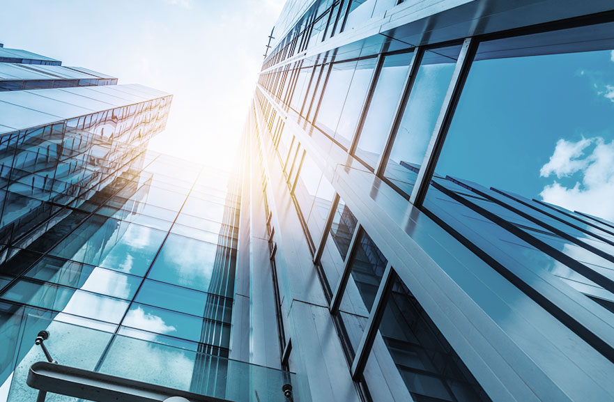 Visão inferior de edifício espelhado