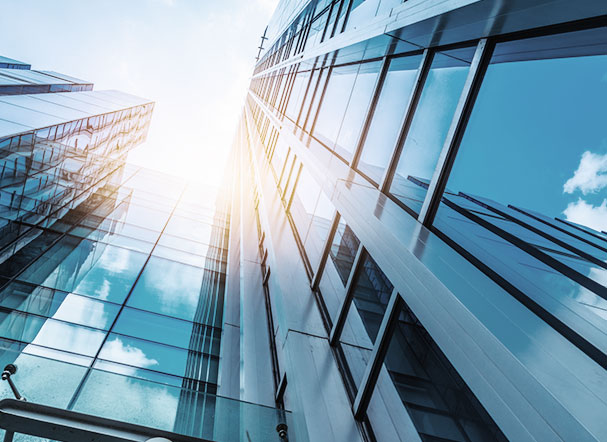 Visão inferior de edifício espelhado