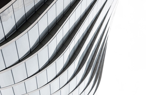 Estrutura ondulada e metalica, na cor cinza