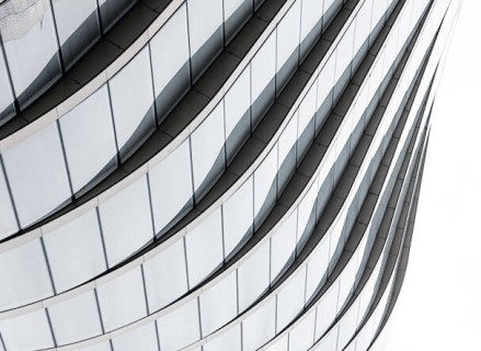 Estrutura ondulada e metalica, na cor cinza