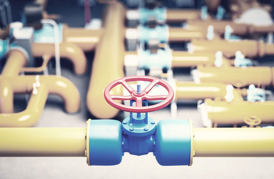 Interligações de tubulação de gás dentro de empresa, nas cores amarelo, azul e vermelho