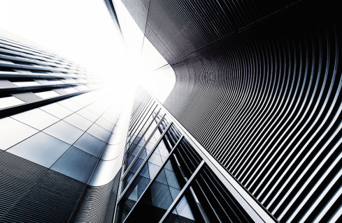 Visão inferior de prédio na cor cinza