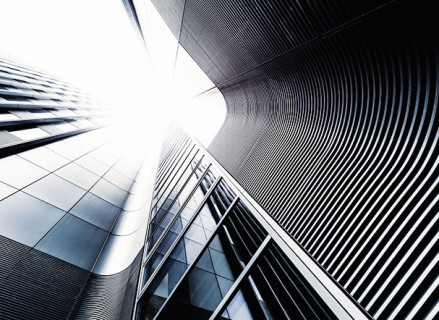 Visão inferior de prédio na cor cinza