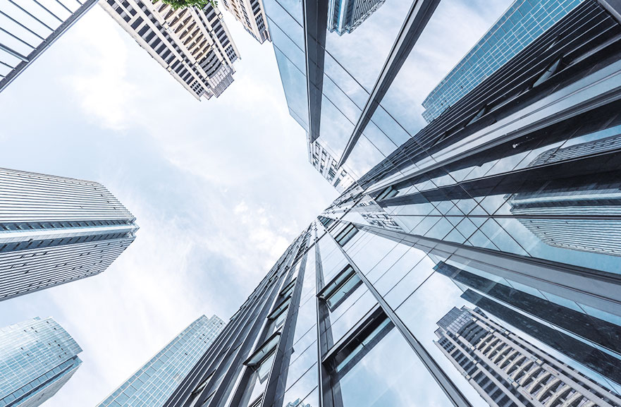 Visão inferior de conjunto de prédios espelhados