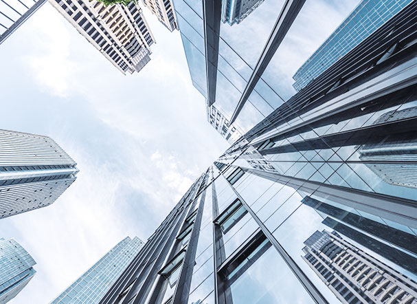 Visão inferior de conjunto de prédios espelhados