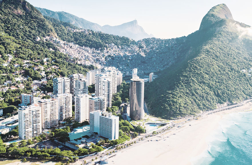 Visão inferior de prédio espelhado