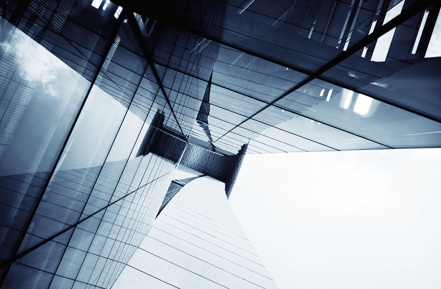 Visão inferior de prédio espelhado