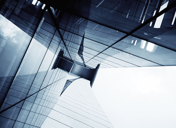 Visão inferior de prédio espelhado