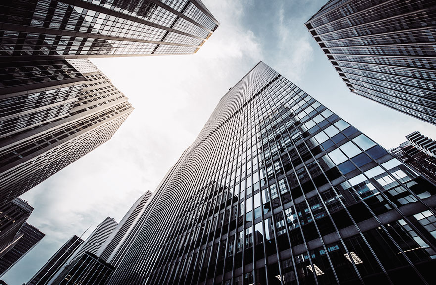 Visão inferior de conjunto de prédios espelhados