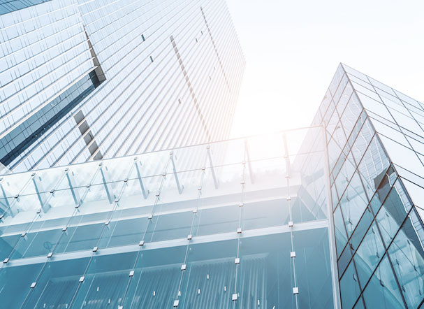 Visão inferior de prédio espelhado