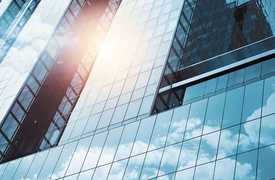 Visão inferior de prédio espelhado