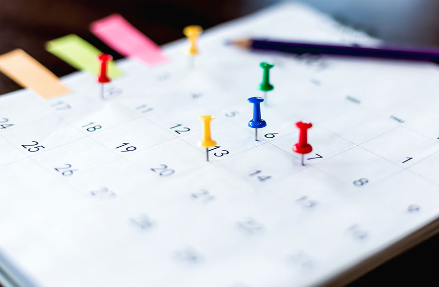 Calendário com pins coloridos