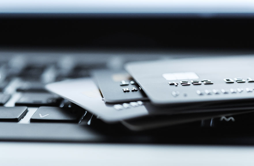 Cartões de crédito black posicionados um acima do outro.