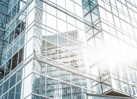 Visão lateral de prédio com estrutura espelhada