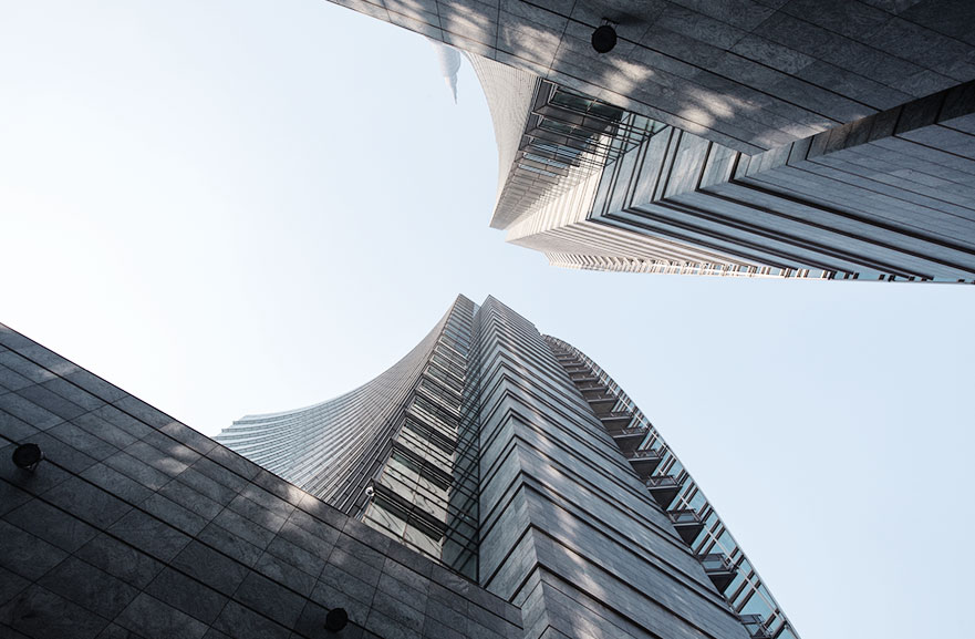 Visão inferior de dois edifícios, um de frente para o outro