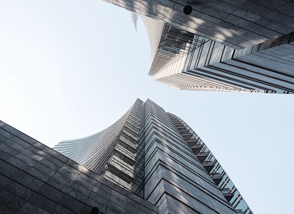 Visão inferior de dois edifícios, um de frente para o outro