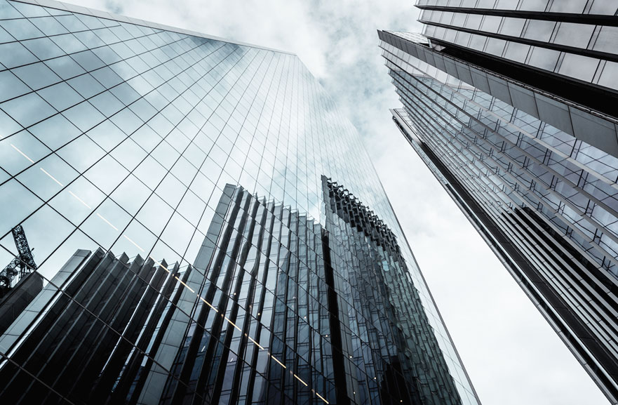 Visão inferior de prédio espelhado