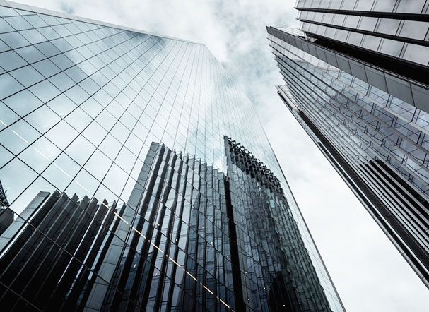 Visão inferior de prédio espelhado