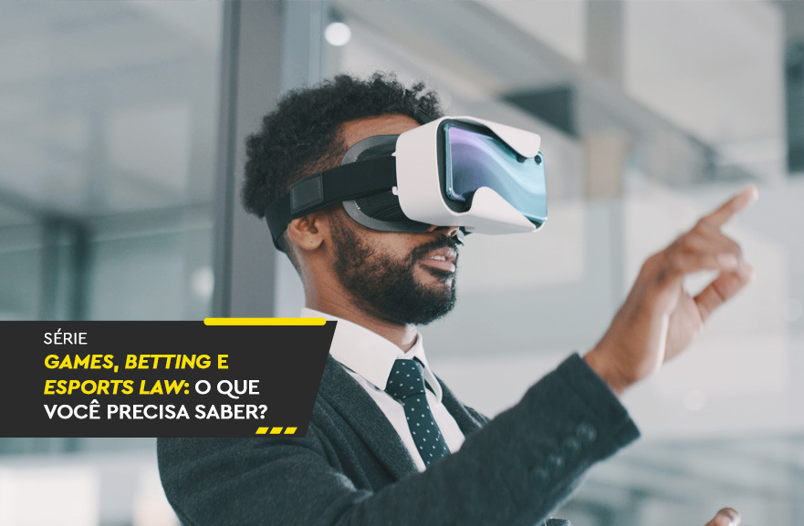 Homem com barba, terno preto, gravata preta com bolinhas brancas e camisa branca, utilizando oculos de realidade virtual. No canto inferior esquerdo, faixa preta com os dizeres: "série gaming, gambling e esports law: o que você precisa saber?"