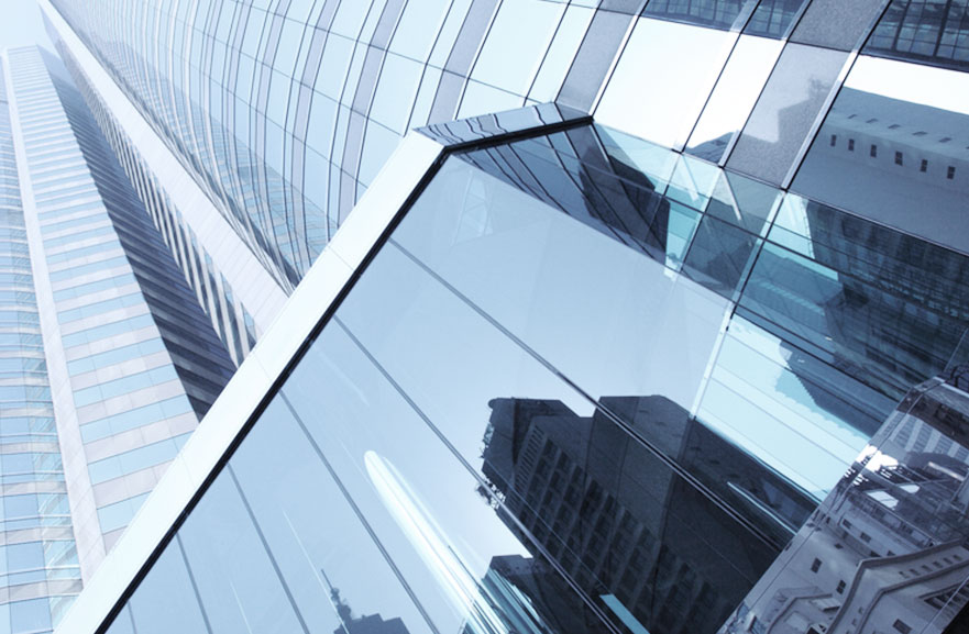 Prédio espelhado azulado