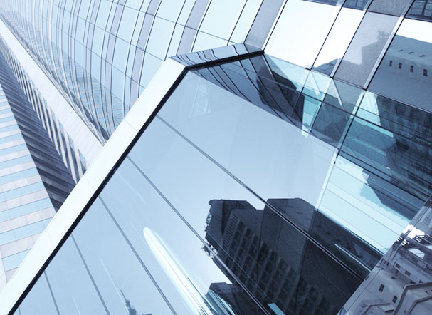 Prédio espelhado azulado