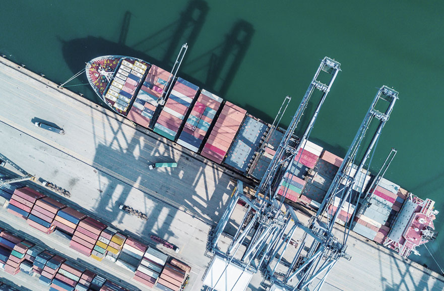 Visão superior de navio cargueiro estacionado em zona portuária