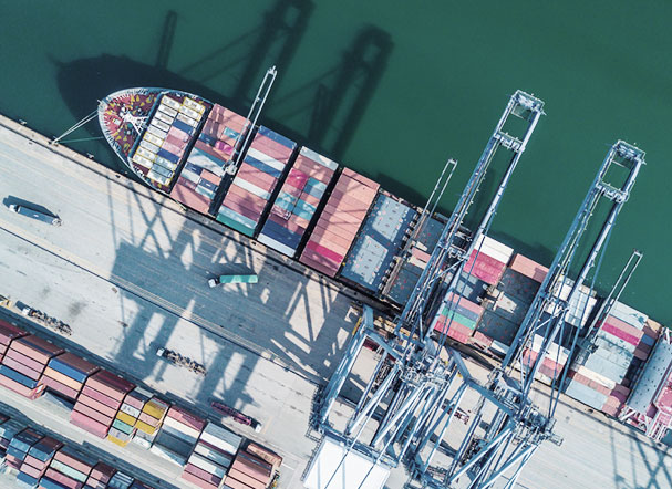 Visão superior de navio cargueiro estacionado em zona portuária