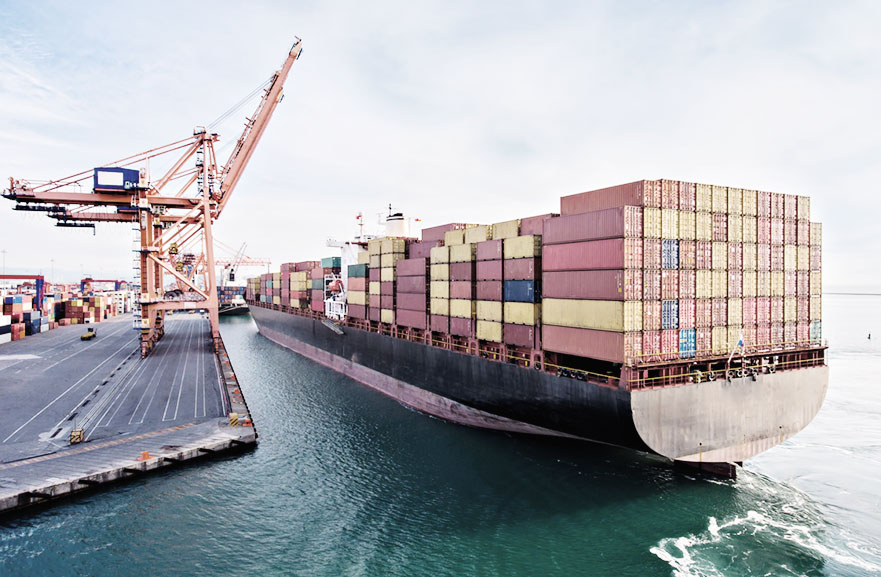 Navio cargeiro parado em porto