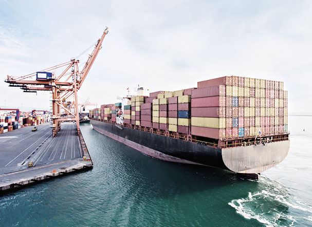 Navio cargeiro parado em porto