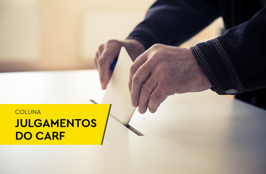 Visão lateral de pessoa colocando envelope em urna