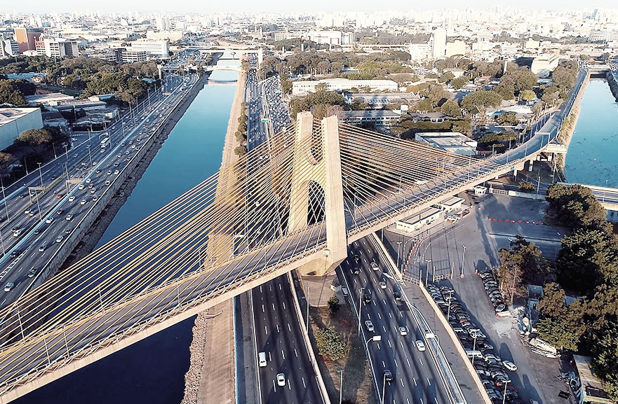 Visão superior da ponte estaiada em São Paulo