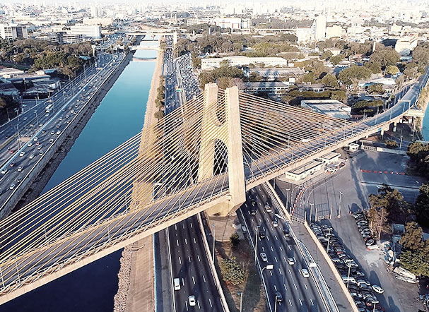 Visão superior da ponte estaiada em São Paulo