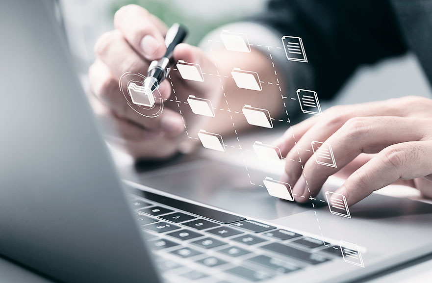 Mão de homem branco teclando em notebook e visualizando icones de documentos