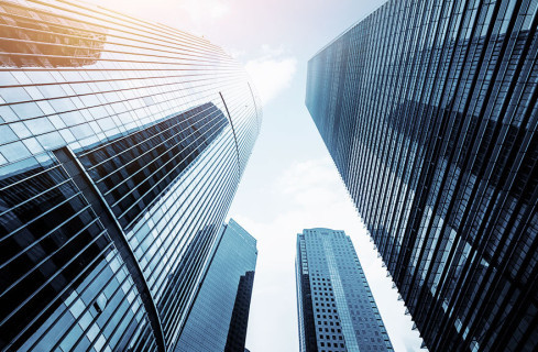 Visão inferior de prédio espelhado