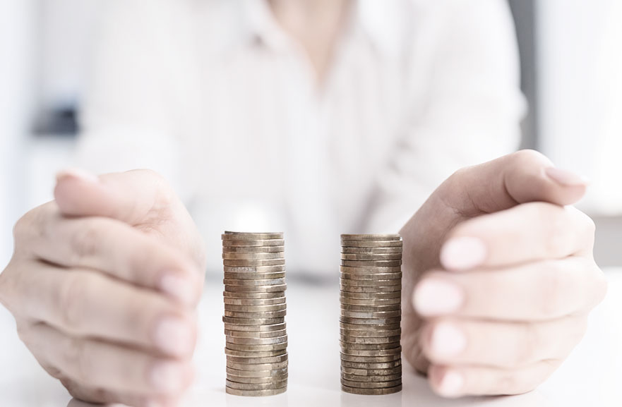 Duas pilhas de moedas do mesmo tamanho em cima de uma mesa