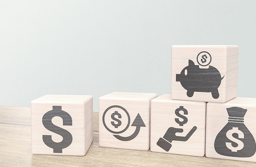 Cubos de madeira 3D com impressões gráficas de símbolos representando dinheiro