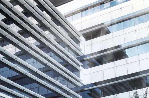 Edifício espelhado, com estrutura em "L"