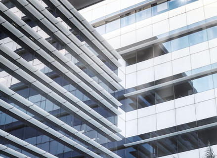 Edifício espelhado, com estrutura em "L"