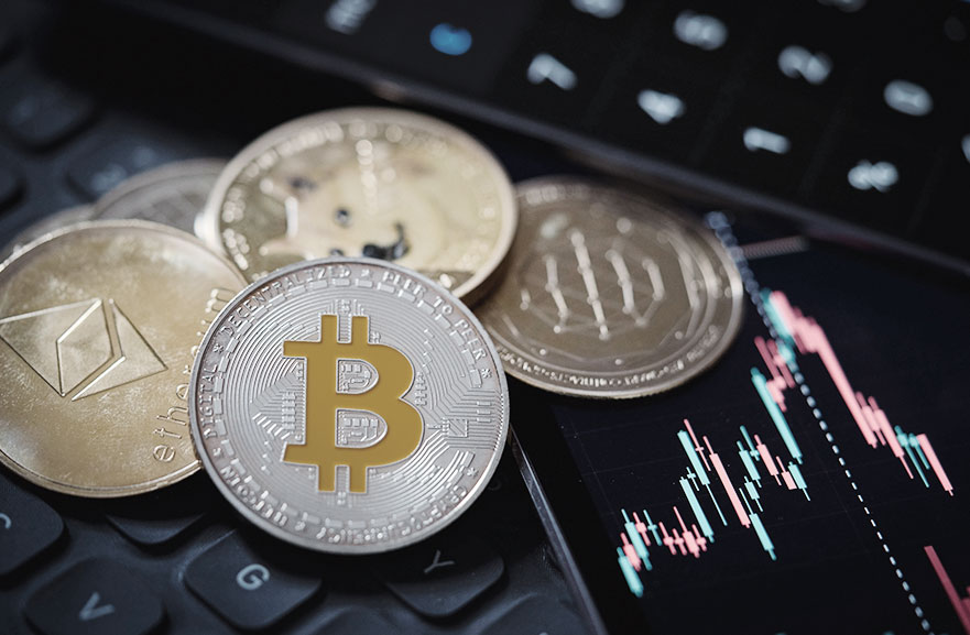 Ilustração de moedas douradas e uma em destaque simbolizando Bitcoin