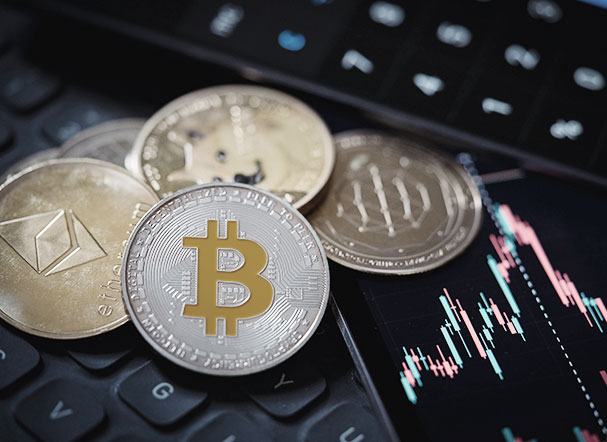 Ilustração de moedas douradas e uma em destaque simbolizando Bitcoin