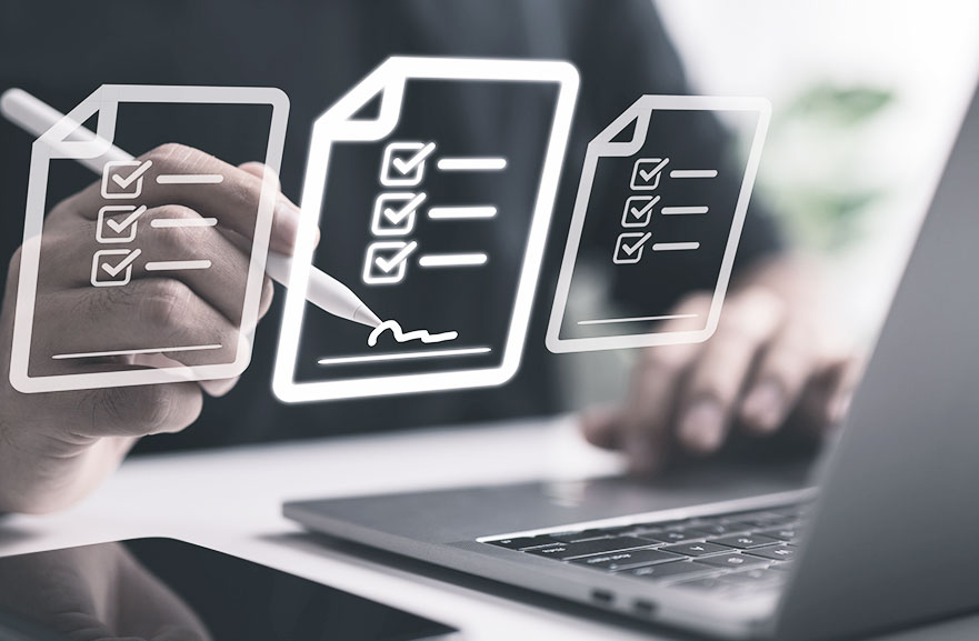 Pessoa com elementos que representam assinatura digital