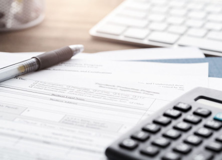 Imagem de calculadora, folha A4 e caneta